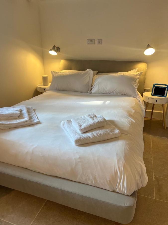 Seven Abbey Lane Villa เซาแธม ภายนอก รูปภาพ